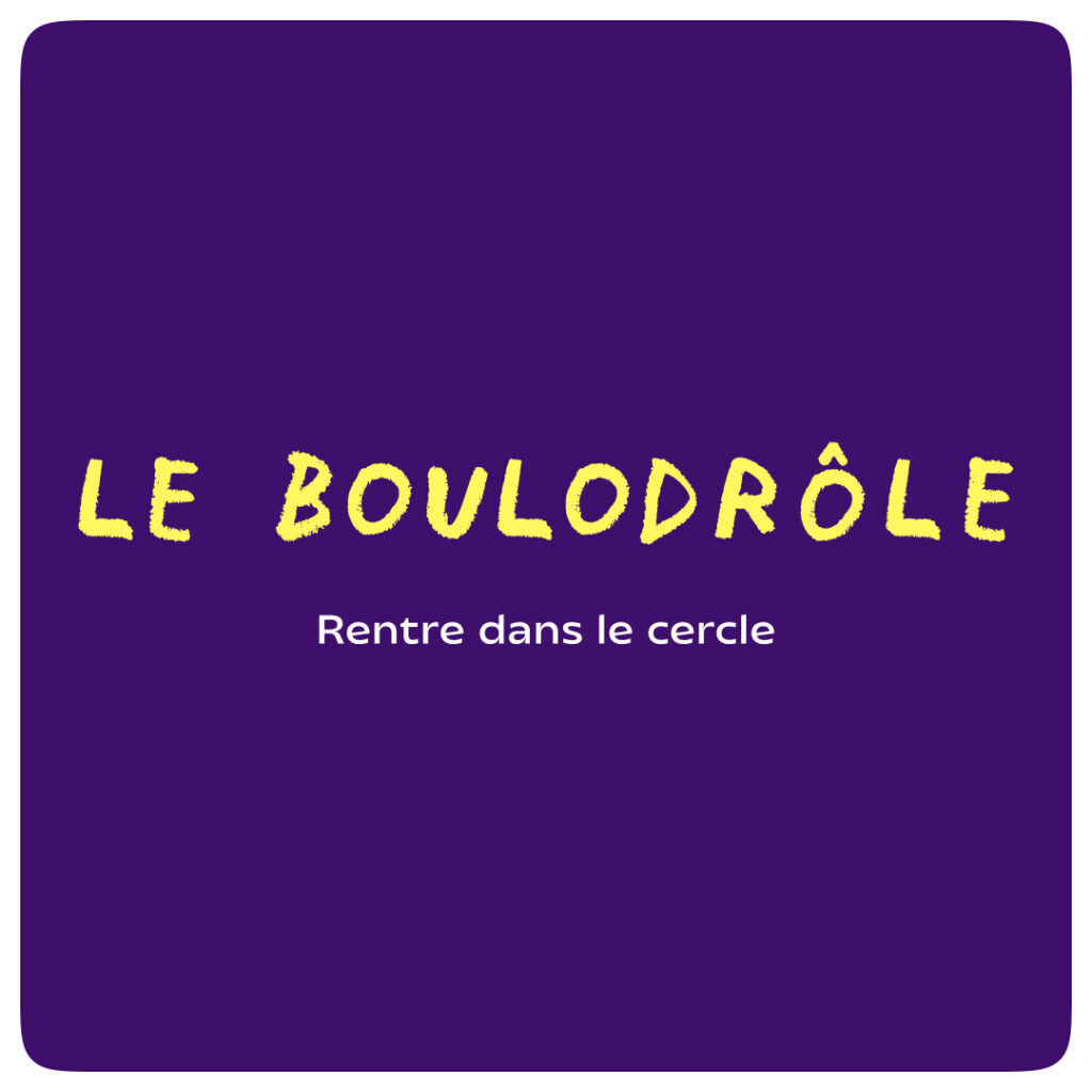 Logo "le boulodrôme" écrit en jaune sur fond violet foncé.